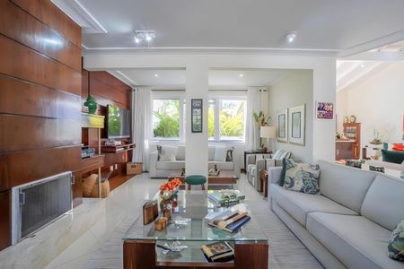 Casa de condomínio à venda com 600m², 4 quartos e 4 vagas Casa de condomínio à venda com 600m², 4 quartos e 4 vagasSala