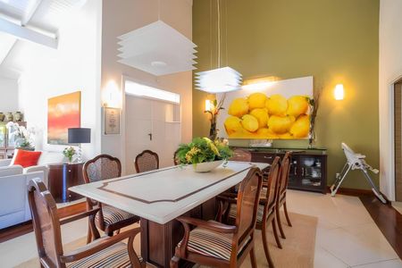 Casa de condomínio à venda com 600m², 4 quartos e 4 vagas Casa de condomínio à venda com 600m², 4 quartos e 4 vagasSala