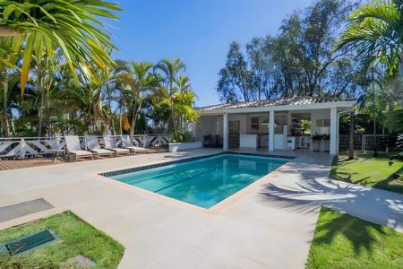 Casa de condomínio à venda com 600m², 4 quartos e 4 vagas Casa de condomínio à venda com 600m², 4 quartos e 4 vagasÁrea externa