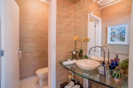 Casa de condomínio à venda com 600m², 4 quartos e 4 vagas Casa de condomínio à venda com 600m², 4 quartos e 4 vagasBanheiro