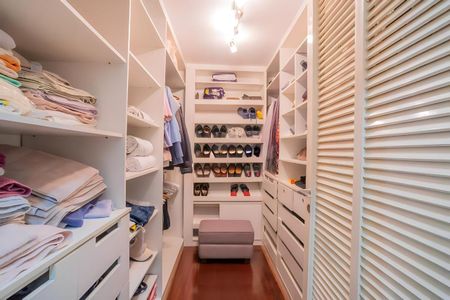 Casa de condomínio à venda com 600m², 4 quartos e 4 vagas Casa de condomínio à venda com 600m², 4 quartos e 4 vagasCloset