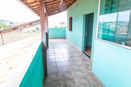 Casa à venda com 250m², 3 quartos e 3 vagas Casa à venda com 250m², 3 quartos e 3 vagasVaranda