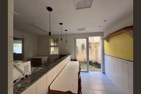 Casa de condomínio à venda com 460m², 5 quartos e 2 vagasCozinha