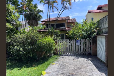 Casa de condomínio à venda com 460m², 5 quartos e 2 vagasFachada