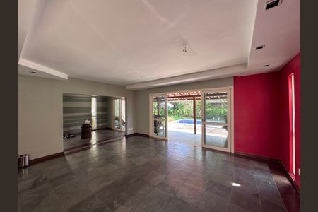 Sala de casa de condomínio à venda com 5 quartos, 460m² em Barra da Tijuca, Rio de Janeiro