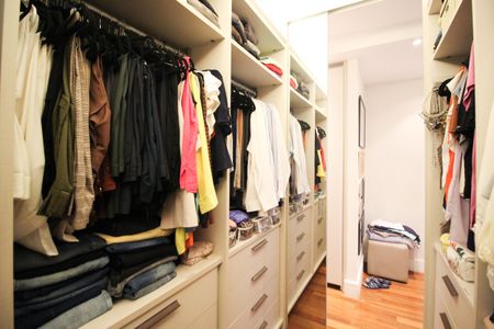 Apartamento à venda com 137m², 2 quartos e 2 vagasCloset da suíte 1