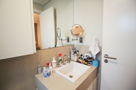 Apartamento à venda com 137m², 2 quartos e 2 vagasBanheiro 1 da Suíte 1 