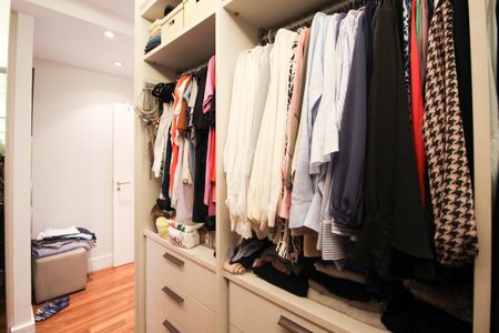 Apartamento à venda com 137m², 2 quartos e 2 vagasCloset da suíte 1