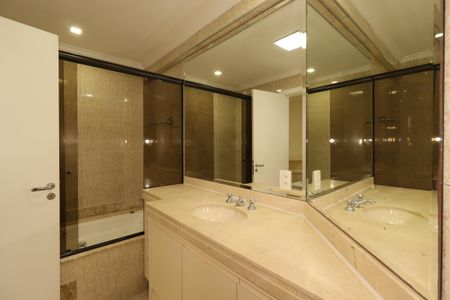 Apartamento à venda com 159m², 3 quartos e 3 vagasBanheiro da Suíte