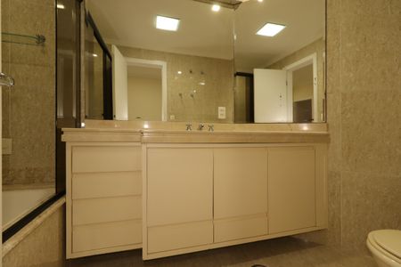 Apartamento à venda com 159m², 3 quartos e 3 vagasBanheiro da Suíte