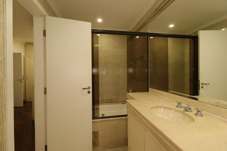 Apartamento à venda com 159m², 3 quartos e 3 vagasBanheiro da Suíte