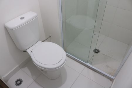 Banheiro de apartamento para alugar com 1 quarto, 32m² em Parque Industrial Tomas Edson, São Paulo