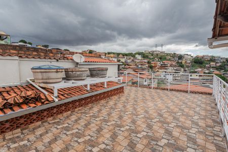 Casa para alugar com 200m², 4 quartos e 2 vagas Casa para alugar com 200m², 4 quartos e 2 vagasTerraço