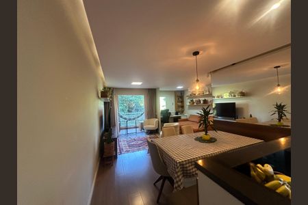 Sala de apartamento à venda com 2 quartos, 79m² em Jardim Tupanci, Barueri