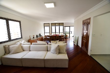 Apartamento à venda com 240m², 3 quartos e 2 vagasSala