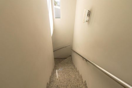 Casa para alugar com 94m², 3 quartos e 2 vagas Casa para alugar com 94m², 3 quartos e 2 vagasEscada