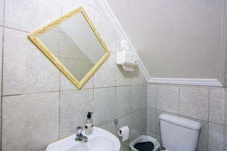 Casa à venda com 220m², 3 quartos e 5 vagasLavabo da garagem