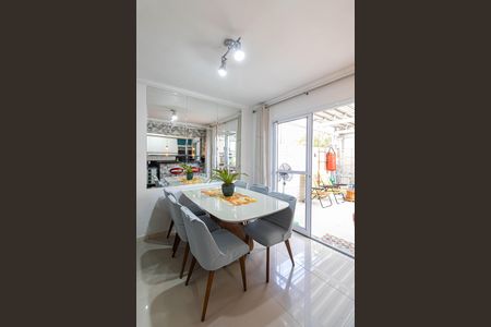 Casa de condomínio para alugar com 120m², 3 quartos e 2 vagasSala