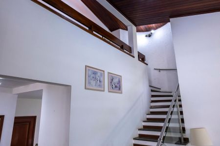 Casa de condomínio para alugar com 415m², 4 quartos e 4 vagasEscada