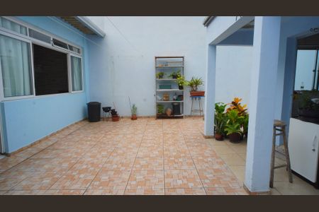 Casa à venda com 128m², 4 quartos e 2 vagas Casa à venda com 128m², 4 quartos e 2 vagasQuintal fundos entre as casas