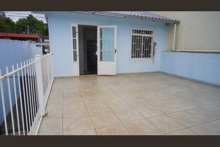Casa à venda com 128m², 4 quartos e 2 vagas Casa à venda com 128m², 4 quartos e 2 vagasVaranda e fachada dos fundos da casa 1