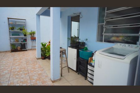 Casa à venda com 128m², 4 quartos e 2 vagas Casa à venda com 128m², 4 quartos e 2 vagasQuintal entre as casas