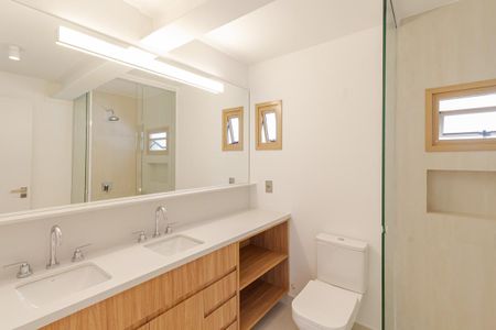 Apartamento à venda com 200m², 4 quartos e 1 vaga Apartamento à venda com 200m², 4 quartos e 1 vagaBanheiro da Suíte 2