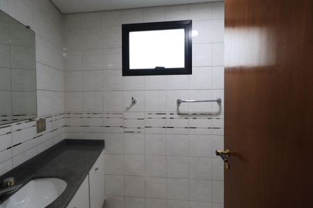 Apartamento para alugar com 280m², 3 quartos e 3 vagasBanheiro da Suíte 1