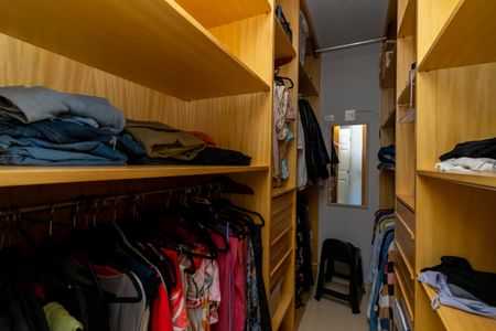 Casa de condomínio à venda com 178m², 3 quartos e 3 vagas Casa de condomínio à venda com 178m², 3 quartos e 3 vagasCloset da Suíte