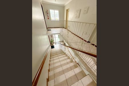 Apartamento para alugar com 65m², 3 quartos e 1 vagaEscada