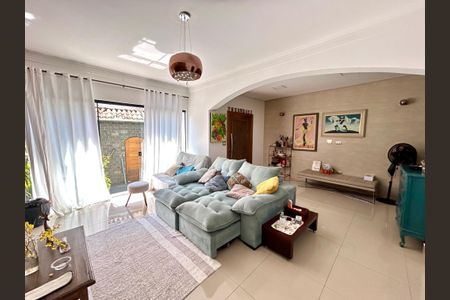 Casa para alugar com 240m², 3 quartos e 2 vagasSala