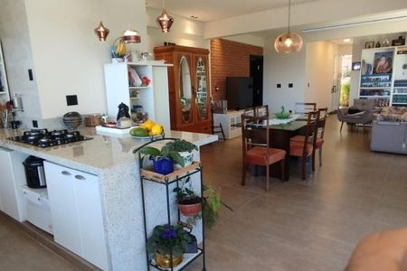 Casa de condomínio à venda com 271m², 4 quartos e 4 vagas