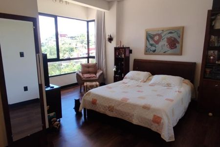 Casa de condomínio à venda com 271m², 4 quartos e 4 vagas