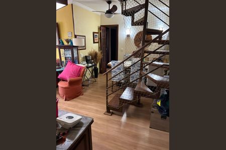 Apartamento à venda com 250m², 5 quartos e 3 vagasEscada