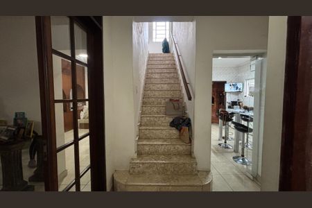 Casa à venda com 320m², 3 quartos e 2 vagasEscada