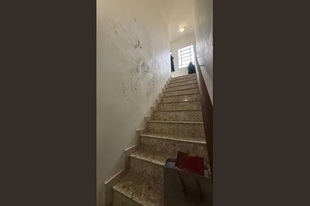 Casa à venda com 320m², 3 quartos e 2 vagasEscada