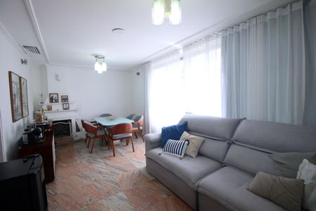 Casa à venda com 240m², 4 quartos e 3 vagasSala