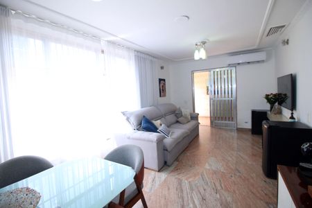 Casa à venda com 240m², 4 quartos e 3 vagasSala