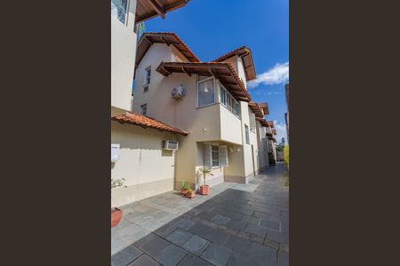 Casa de condomínio à venda com 260m², 3 quartos e 3 vagasFachada