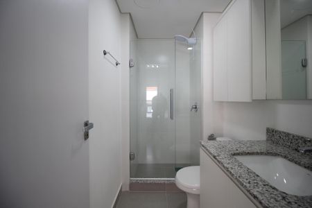 Banheiro de kitnet/studio para alugar com 1 quarto, 30m² em Moinhos de Vento, Porto Alegre