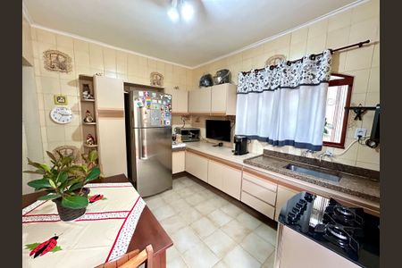 Casa à venda com 175m², 3 quartos e 2 vagas Casa à venda com 175m², 3 quartos e 2 vagasCozinha