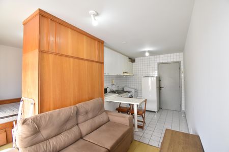 Sala e Cozinha de apartamento para alugar com 1 quarto, 33m² em Centro, Curitiba