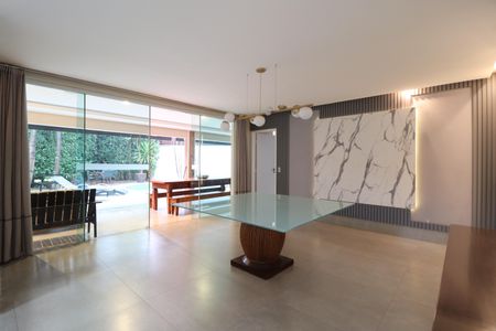 Casa de condomínio para alugar com 250m², 4 quartos e 4 vagasSala