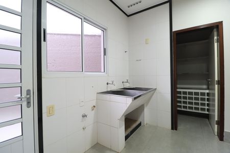 Casa de condomínio para alugar com 250m², 4 quartos e 4 vagasÁrea de Serviço