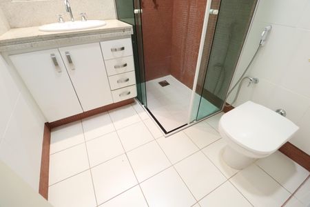 Casa de condomínio para alugar com 250m², 4 quartos e 4 vagasBanheiro do Quarto 3