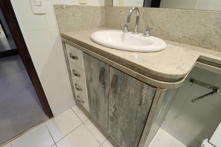 Casa de condomínio para alugar com 250m², 4 quartos e 4 vagasBanheiro do Quarto 1