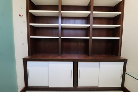 Casa de condomínio para alugar com 250m², 4 quartos e 4 vagasEscritório