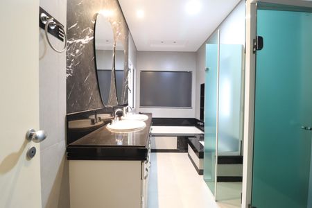 Casa de condomínio para alugar com 250m², 4 quartos e 4 vagasBanheiro do Quarto 4