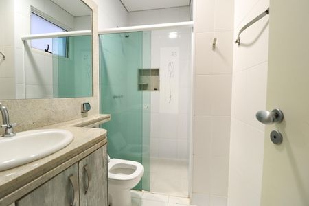 Casa de condomínio para alugar com 250m², 4 quartos e 4 vagasBanheiro do Quarto 1