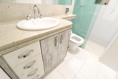 Casa de condomínio para alugar com 250m², 4 quartos e 4 vagasBanheiro do Quarto 1